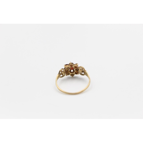 121 - A 1970s 9ct gold garnet cluster ring, size N ½ - approx. gross weight 1.5 grams