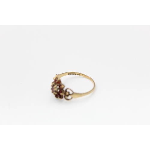 121 - A 1970s 9ct gold garnet cluster ring, size N ½ - approx. gross weight 1.5 grams