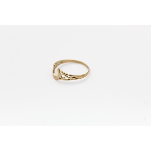 123 - A 9ct gold horse shoe ring, size P ½ - approx. gross weight 1 gram