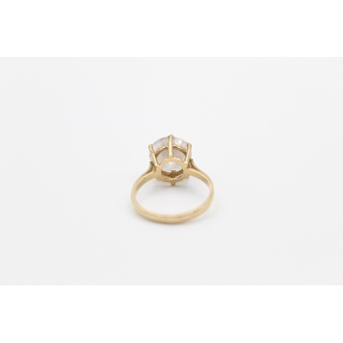 134 - A 9ct gold gemstone solitaire cocktail ring, size P - approx. gross weight 4.2 grams