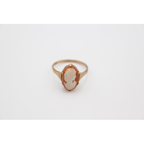 157 - A 9ct gold shell cameo set dress ring, size L½ - approx. gross weight 2 grams