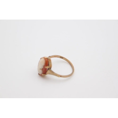 157 - A 9ct gold shell cameo set dress ring, size L½ - approx. gross weight 2 grams