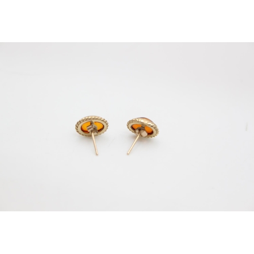 209 - A pair of 9ct gold amber stud earrings - approx. gross weight 0.9 grams