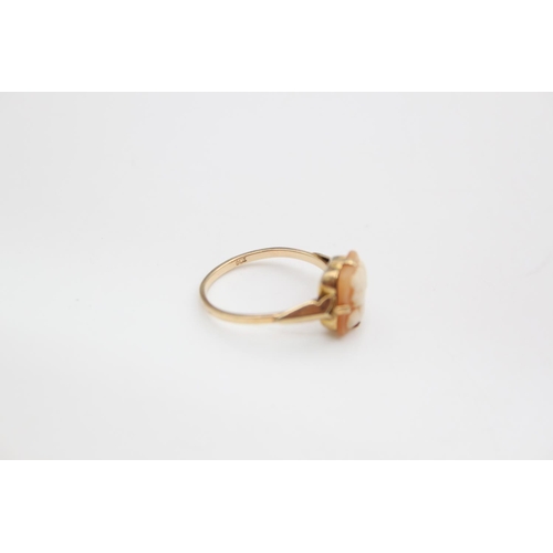 78 - A 9ct gold shell cameo set dress ring, size N ½ - approx. gross weight 1.69 grams