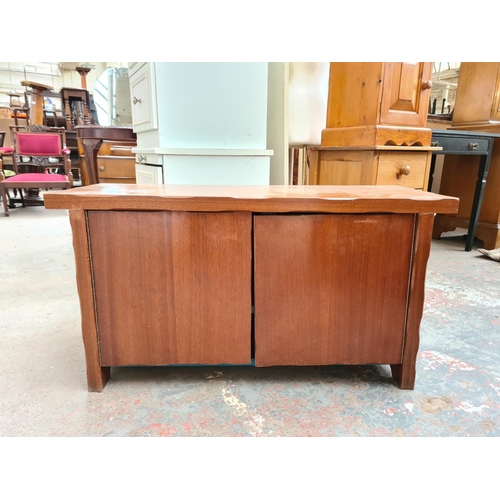 1092 - An oak two door TV cabinet - approx. 49cm high x 91cm wide x 35cm deep