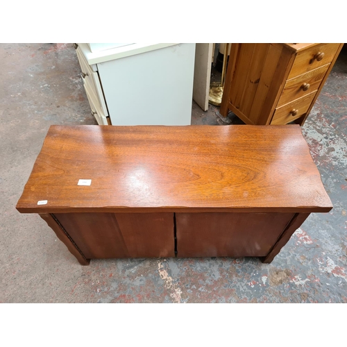 1092 - An oak two door TV cabinet - approx. 49cm high x 91cm wide x 35cm deep