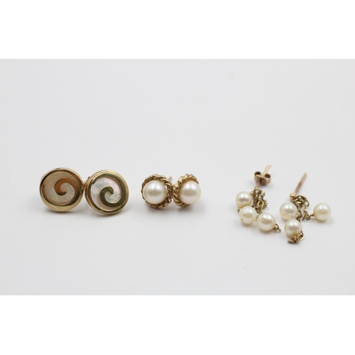 105 - Three pairs of 9ct gold stud earrings to include pearl and mother of pearl - approx. combined gross ... 