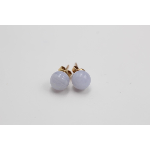 106 - Two pairs of 9ct gold earrings, one pair pearl and one pair agate - approx. combined gross weight 3.... 
