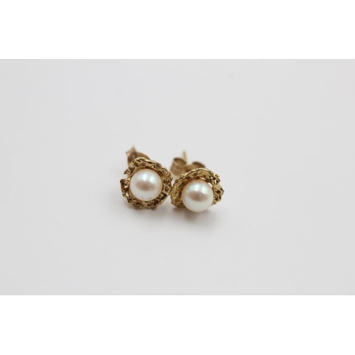 106 - Two pairs of 9ct gold earrings, one pair pearl and one pair agate - approx. combined gross weight 3.... 