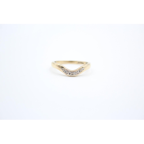 108 - A 9ct gold diamond guard ring - approx. gross weight 1.6 grams