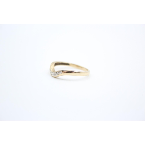 108 - A 9ct gold diamond guard ring - approx. gross weight 1.6 grams