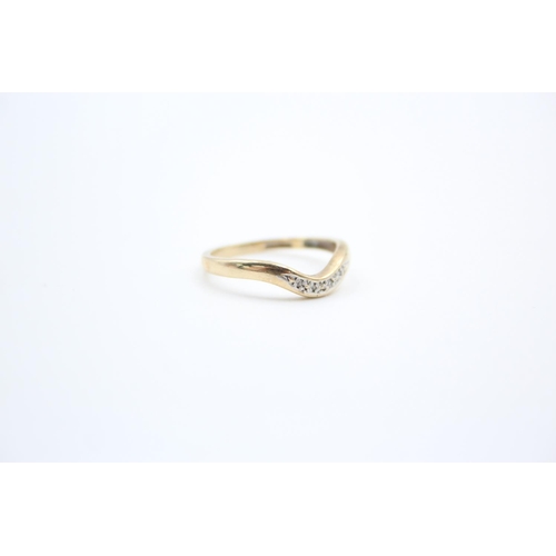 108 - A 9ct gold diamond guard ring - approx. gross weight 1.6 grams