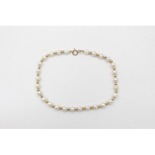 113 - A 9ct gold pearl bead bracelet - approx. gross weight 3 grams