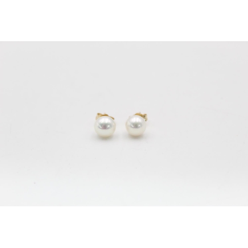 114 - A 14ct gold pearl necklace and matching stud earrings - approx. gross weight 29 grams