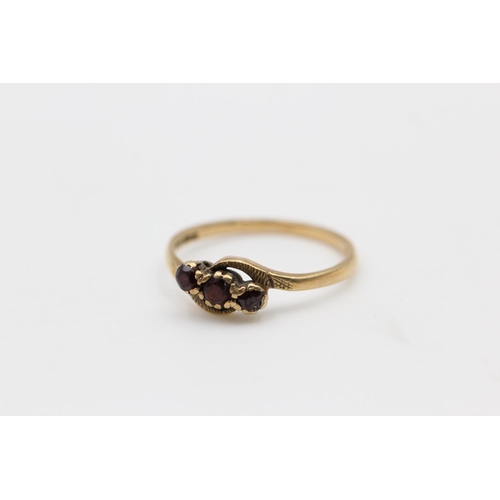 119 - A 9ct gold garnet bypass design ring - approx. gross weight 1.8 grams