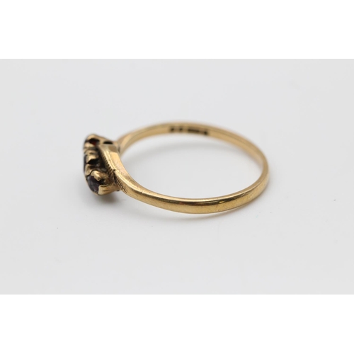 119 - A 9ct gold garnet bypass design ring - approx. gross weight 1.8 grams