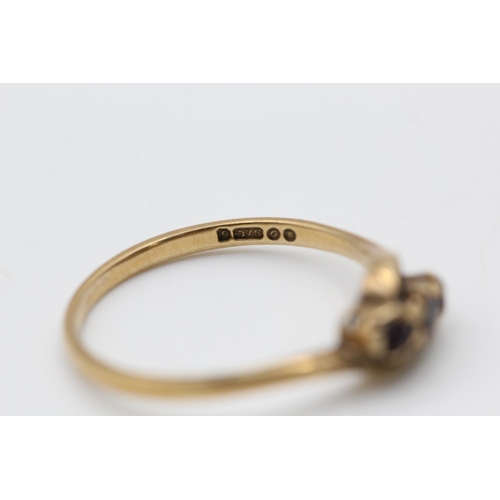 119 - A 9ct gold garnet bypass design ring - approx. gross weight 1.8 grams