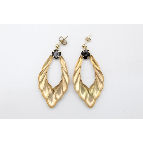 124 - A pair of 9ct gold glass drop earrings - approx. gross weight 1.9 grams