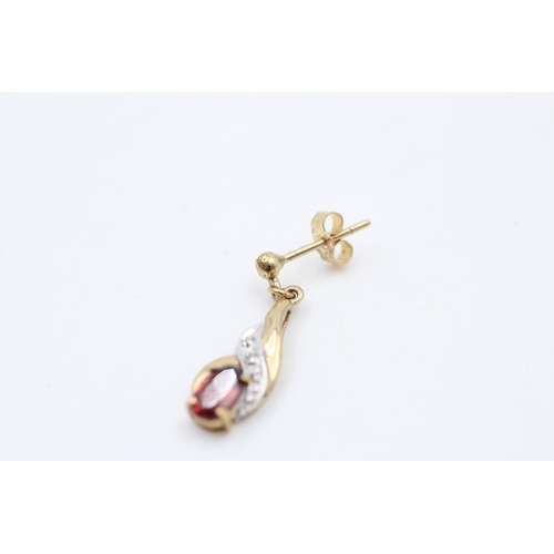 125 - A pair of 9ct gold garnet drop earrings - approx. gross weight 1.8 grams