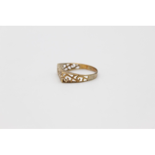 128 - A 9ct gold 'Sister' ring - approx. gross weight 1.4 grams