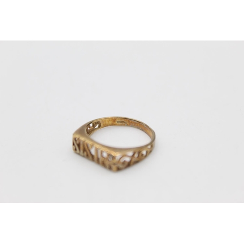 128 - A 9ct gold 'Sister' ring - approx. gross weight 1.4 grams