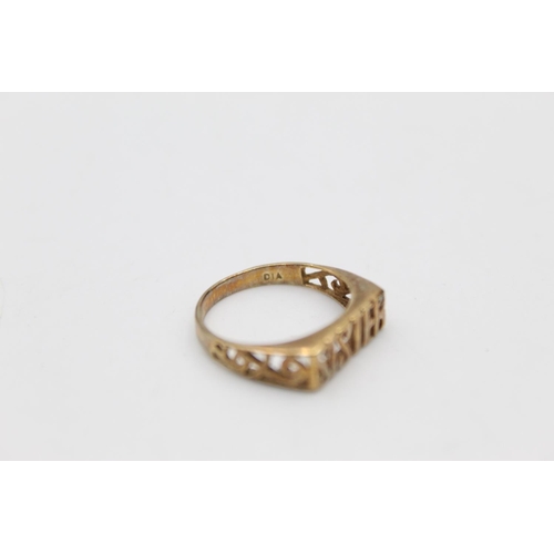 128 - A 9ct gold 'Sister' ring - approx. gross weight 1.4 grams