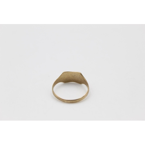 129 - A 9ct gold inscribed signet ring - approx. gross weight 1.4 grams