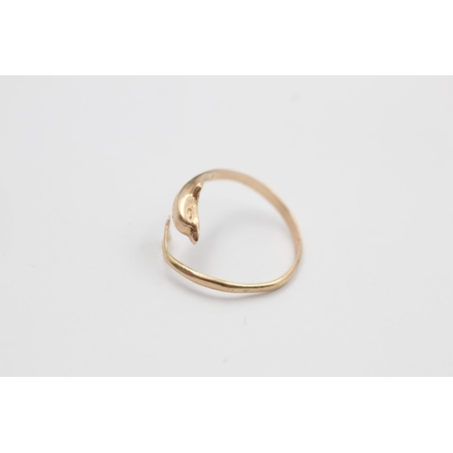 131 - A 9ct gold dolphin ring - approx. gross weight 1.4 grams