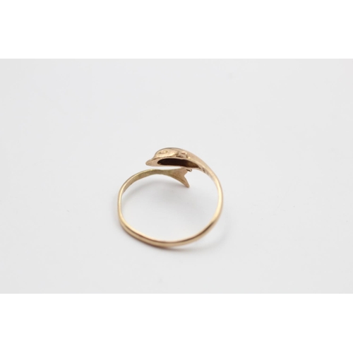 131 - A 9ct gold dolphin ring - approx. gross weight 1.4 grams