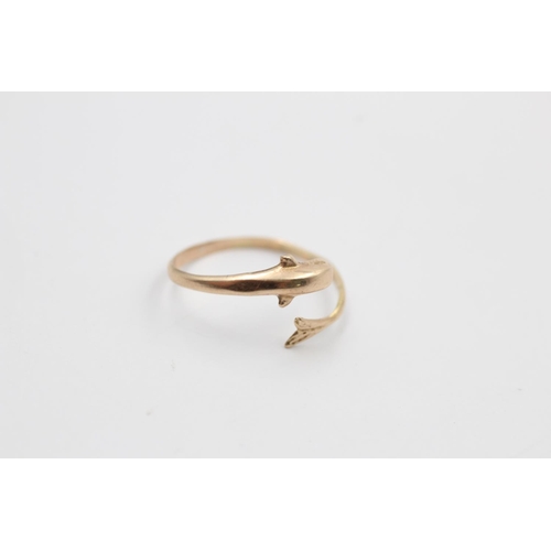 131 - A 9ct gold dolphin ring - approx. gross weight 1.4 grams