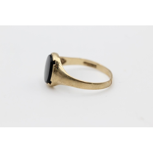 134 - A 9ct gold onyx signet ring - approx. gross weight 1.7 grams