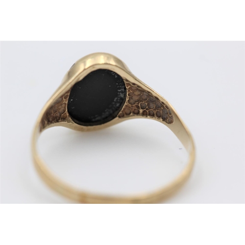 134 - A 9ct gold onyx signet ring - approx. gross weight 1.7 grams