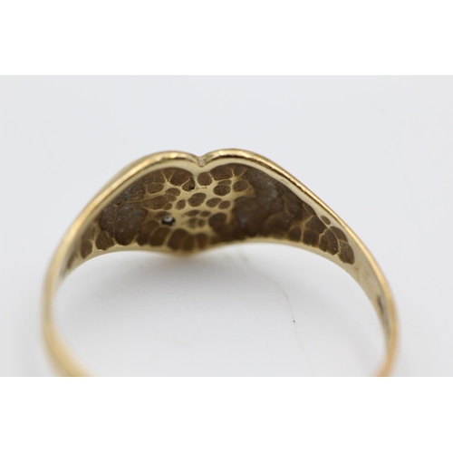 137 - A 9ct gold diamond heart signet ring - approx. gross weight 1.3 grams