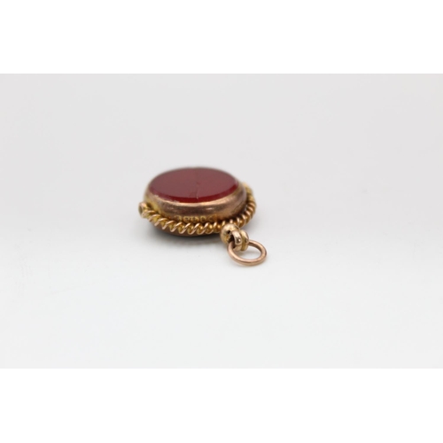 157 - A 9ct gold bloodstone and carnelian spinning fob pendant - approx. gross weight 3.8 grams