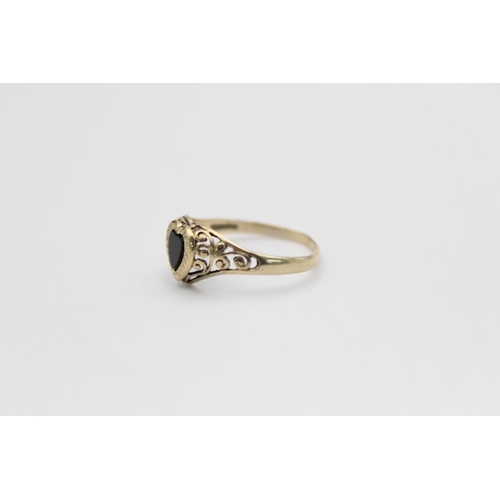 160 - A 9ct gold onyx heart ring with scrolling shoulders - approx. gross weight 1.2 grams