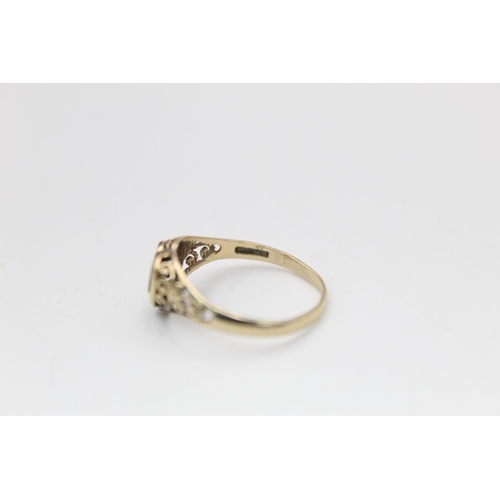 160 - A 9ct gold onyx heart ring with scrolling shoulders - approx. gross weight 1.2 grams