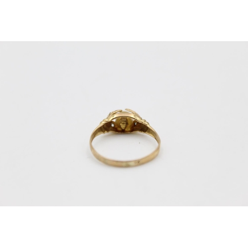 163 - A 9ct gold stylised pearl and gemstone ring, size O - approx. gross weight 1.3 grams