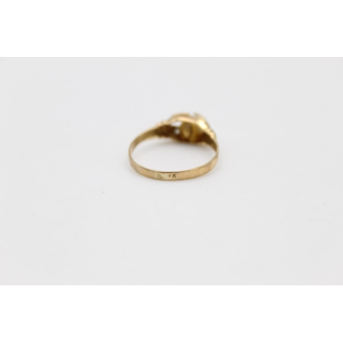 163 - A 9ct gold stylised pearl and gemstone ring, size O - approx. gross weight 1.3 grams