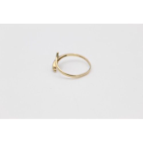 165 - A 9ct gold dolphin open wrap ring - approx. gross weight 0.9 grams