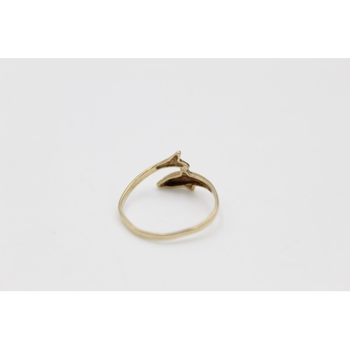 165 - A 9ct gold dolphin open wrap ring - approx. gross weight 0.9 grams