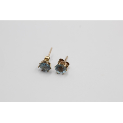 175 - Two pairs of 9ct gold gemstone set stud earrings - approx. combined gross weight 2 grams