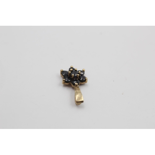 180 - A 9ct gold sapphire set cluster pendant - approx. gross weight 0.5 grams