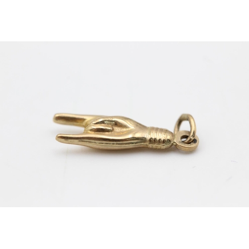 181 - A 9ct gold hand charm - approx. gross weight 0.3 grams