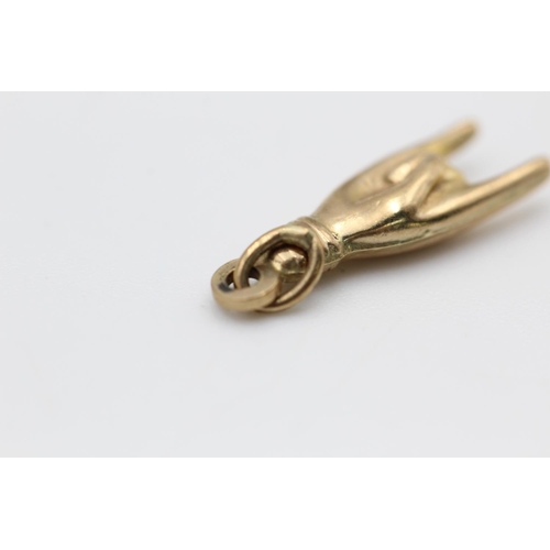 181 - A 9ct gold hand charm - approx. gross weight 0.3 grams