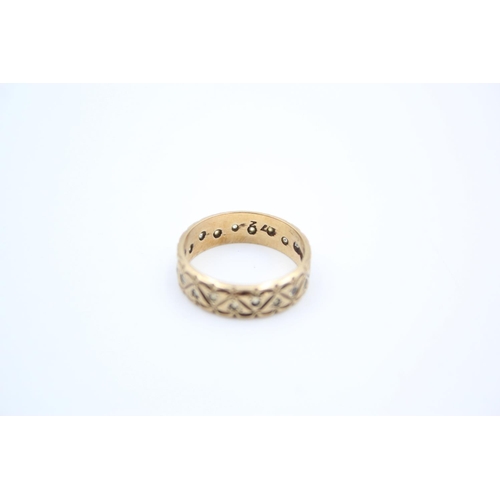 186 - A 9ct gold gemstone full eternity band ring - approx. gross weight 3.3 grams