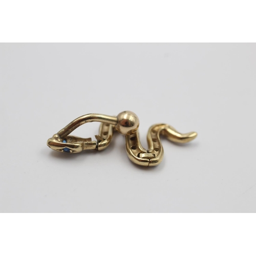 189 - A 9ct gold and gemstone snake belly button bar - approx. gross weight 3.3 grams