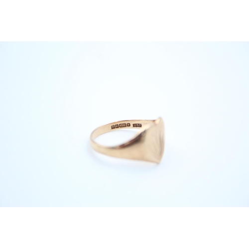 194 - A 9ct gold heart shaped signet ring - approx. gross weight 2.6 grams