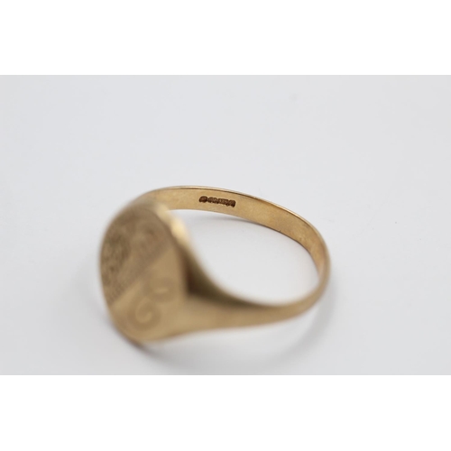 196 - A 9ct gold oval engraved signet ring - approx. gross weight 2.6 grams