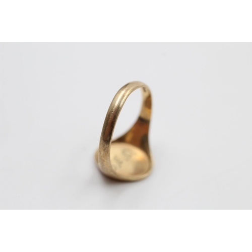 196 - A 9ct gold oval engraved signet ring - approx. gross weight 2.6 grams