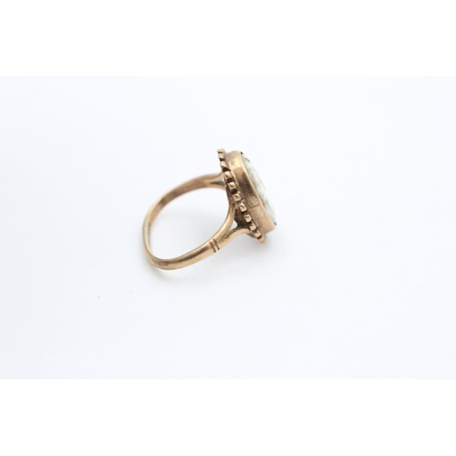 198 - A 9ct gold cameo ring - approx. gross weight 3.2 grams